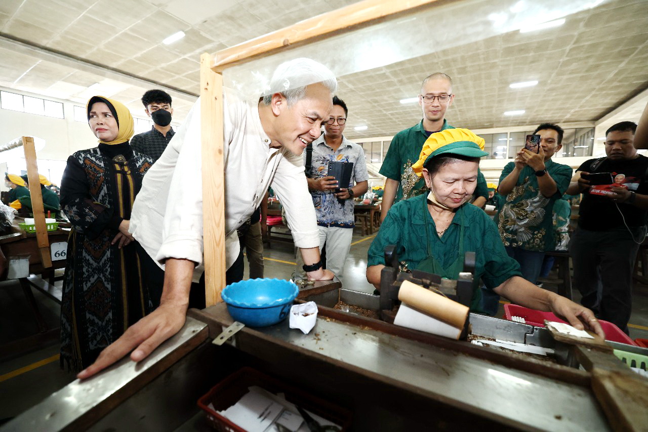 SERAP ASPIRASI: Bakal calon presiden Ganjar Pranowo mengunjungi PT Karya Niaga Bersama, produsen rokok Grendel di Malang, pada Jumat (13/10). (TIM MEDIA GANJAR PRANOWO UNTUK JPRM)