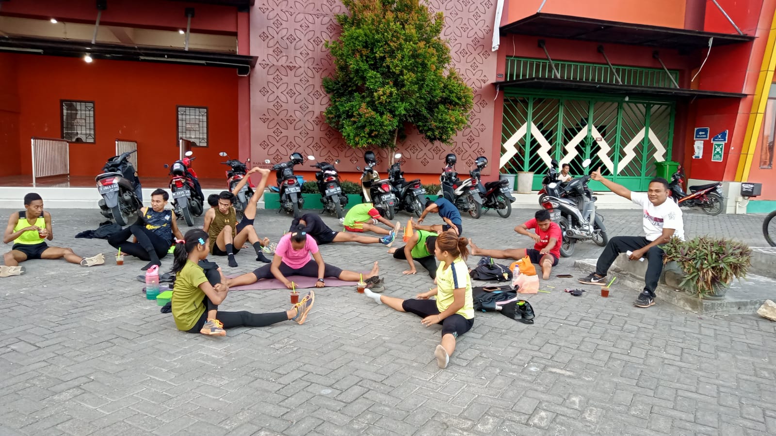 GIAT: Atlet PASI Pamekasan melakukan pemanasan di halaman Stadion Gelora Madura Ratu Pamelingan, Kamis, (7/9). (PASI UNTUK JPRM)