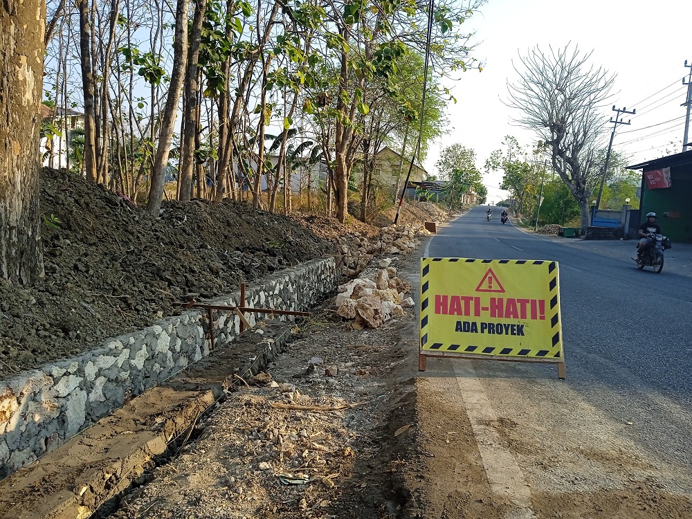 PROYEK: Pengerjaan drainase lingkungan di Desa Larangan Badung, Kecamatan Palengaan, Pamekasan, belum selesai, Kamis (26/10). (FAHMI JALIL/JPRM)  &nbsp;