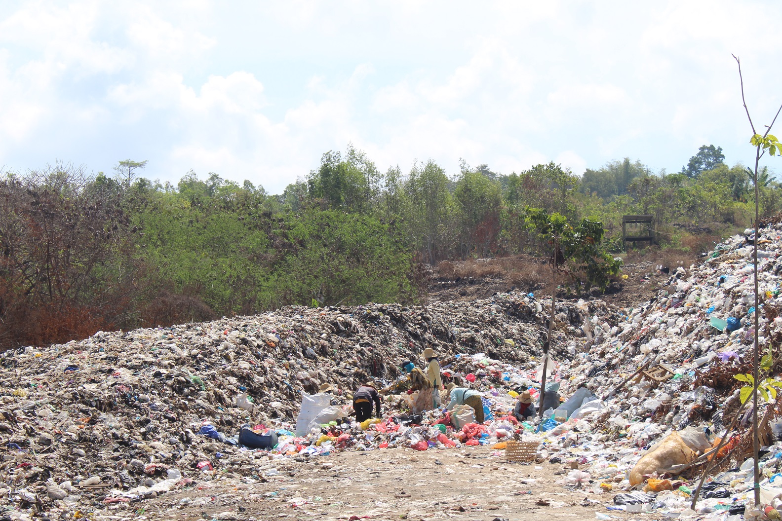 MEMBUKIT: Warga memilah sampah di TPA Desa Torbang, Kecamatan Batuan, Rabu (26/10). (BUSRI/JPRM)
