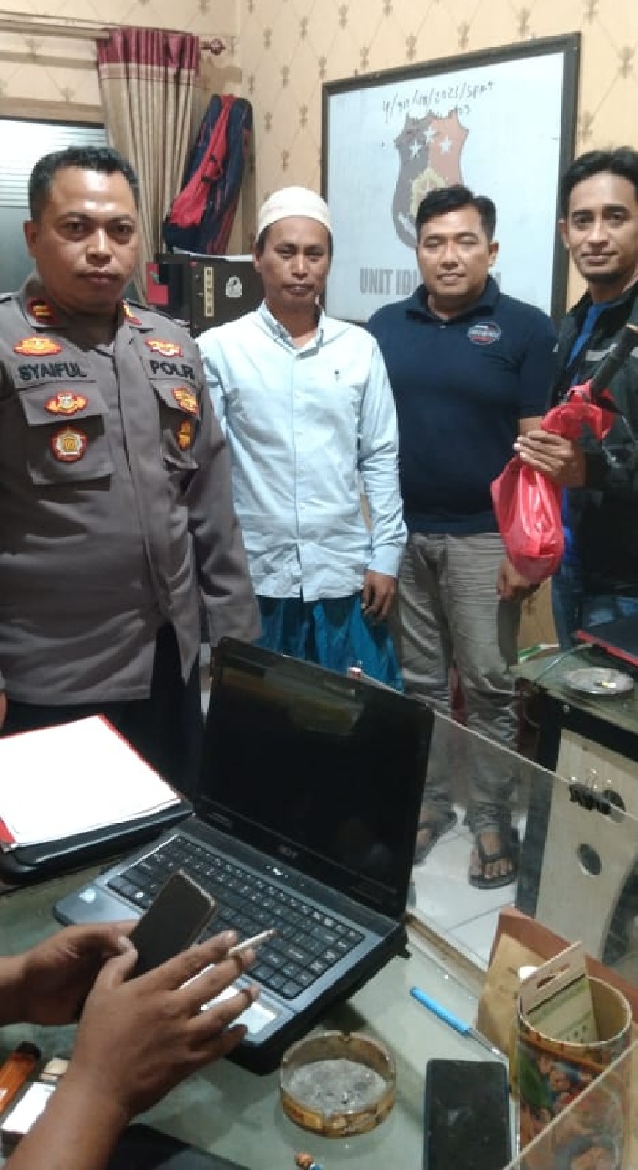 DIAMANKAN: Tersangka Romli (peci putih) saat diamankan personel Polsek Tamberu, Pamekasan, Rabu (25/10). (POLSEK TAMBERU UNTUK JPRM)