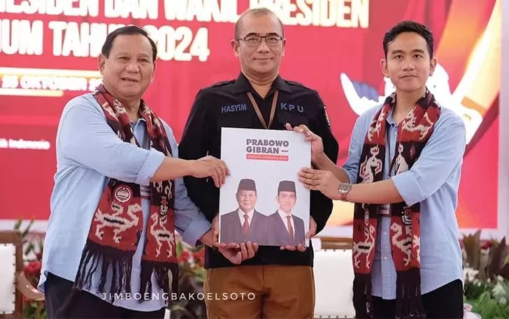 LENGKAP: Pasangan bakal capres dan cawapres Prabowo Subianto-Gibran Rakabuming Raka saat menyerahkan dokumen pendaftaran Pilpres ke Ketua KPU RI Hasym Asyari, Rabu (25/10). (JawaPos.com)