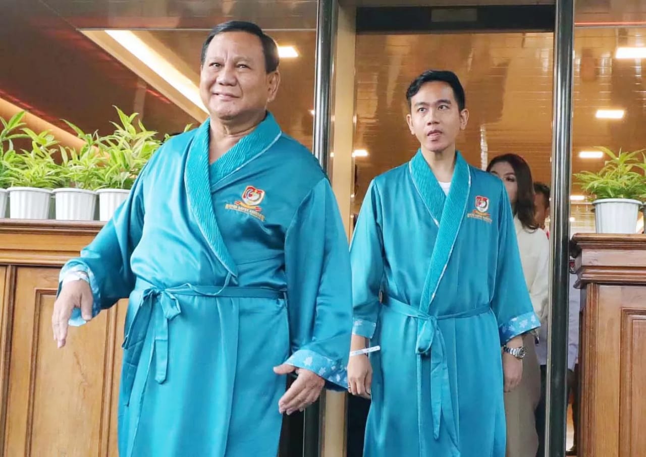 MELAJU: Bakal calon presiden dan wakil presiden Prabowo Subianto dan Gibran Rakabuming Raka bersiap menjalani pemeriksaan kesehatan di RSPAD Gatot Soebroto, Jakarta, Kamis (26/10/2023). (JawaPos.com)
