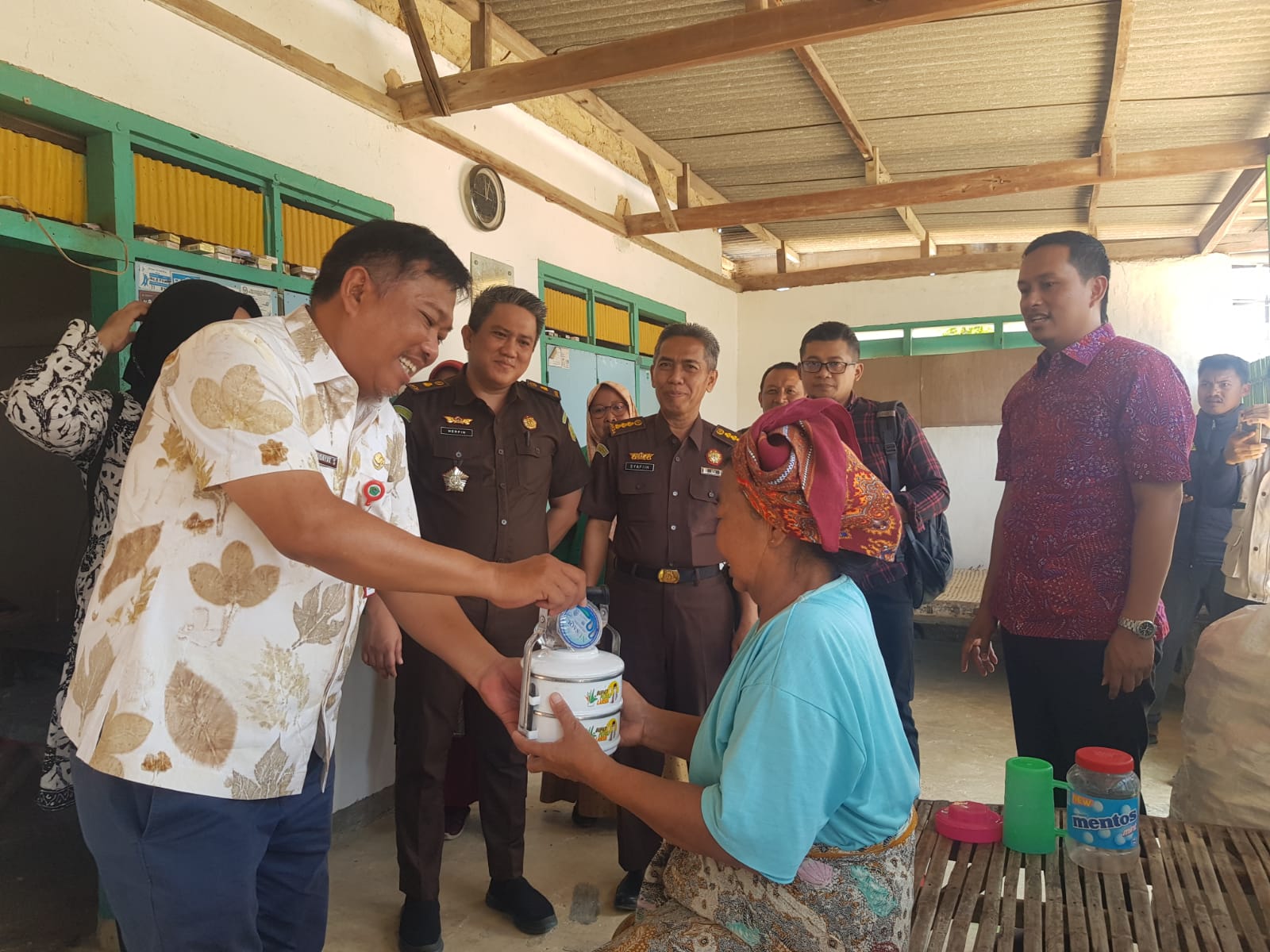 PEDULI: Kepala Dinsos Pamekasan Herman Hidayat Santoso saat menyalurkan bantuan makanan lansia di Desa Bangkes, Kecamatan Kadur, Pamekasan, Kamis (26/10). (LAILIYATUN NURIYAH/JPRM)