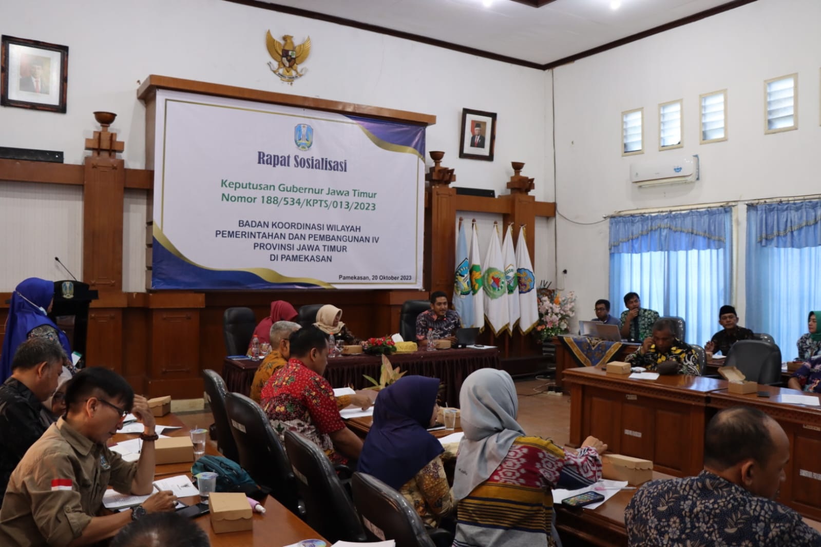 SERIUS: Peserta sosialisasi keputusan gubernur Jawa Timur yang digelar Bakorwil IV Pamekasan berlangsung khidmat, Jumat (20/9). (ERLANGGA UNTUK JPRM)