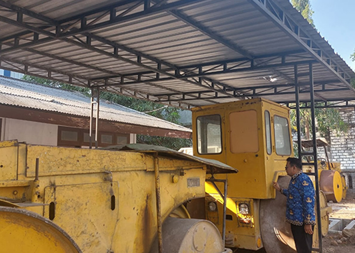 TIDAK TERAWAT: Pegawai menunjukkan alat berat yang rusak di tempat penyimpanan Dinas Pekerjaan Umum dan Penataan Ruang Sampang, Selasa (17/10). (JUNAIDI PONDIYANTO/JPRM)