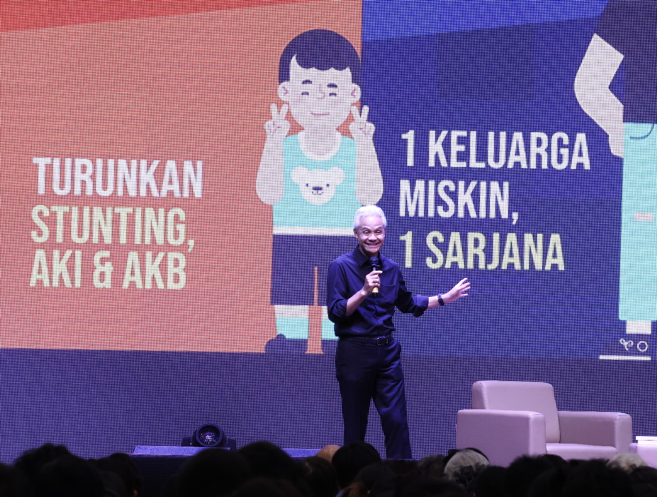 PEDULI RAKYAT KECIL: Ganjar Pranowo memberikan kuliah umum di Universitas Kristen Maranatha Bandung, Rabu (11/10). (TIM MEDIA GANJAR PRANOWO UNTUK JPRM)