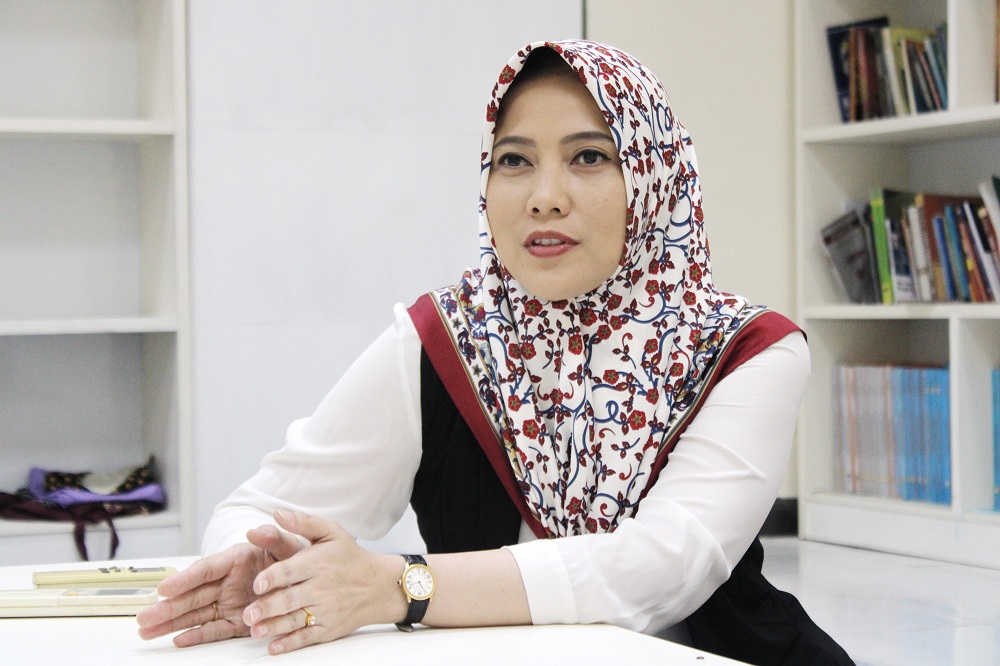 ANGGUN: Dosen UTM Nailur Rohmah memberikan keterangan saat diwawancarai di FISIB UTM, Selasa (4/4). (VIVIN AGUSTIN HARTONO/JPRM)
