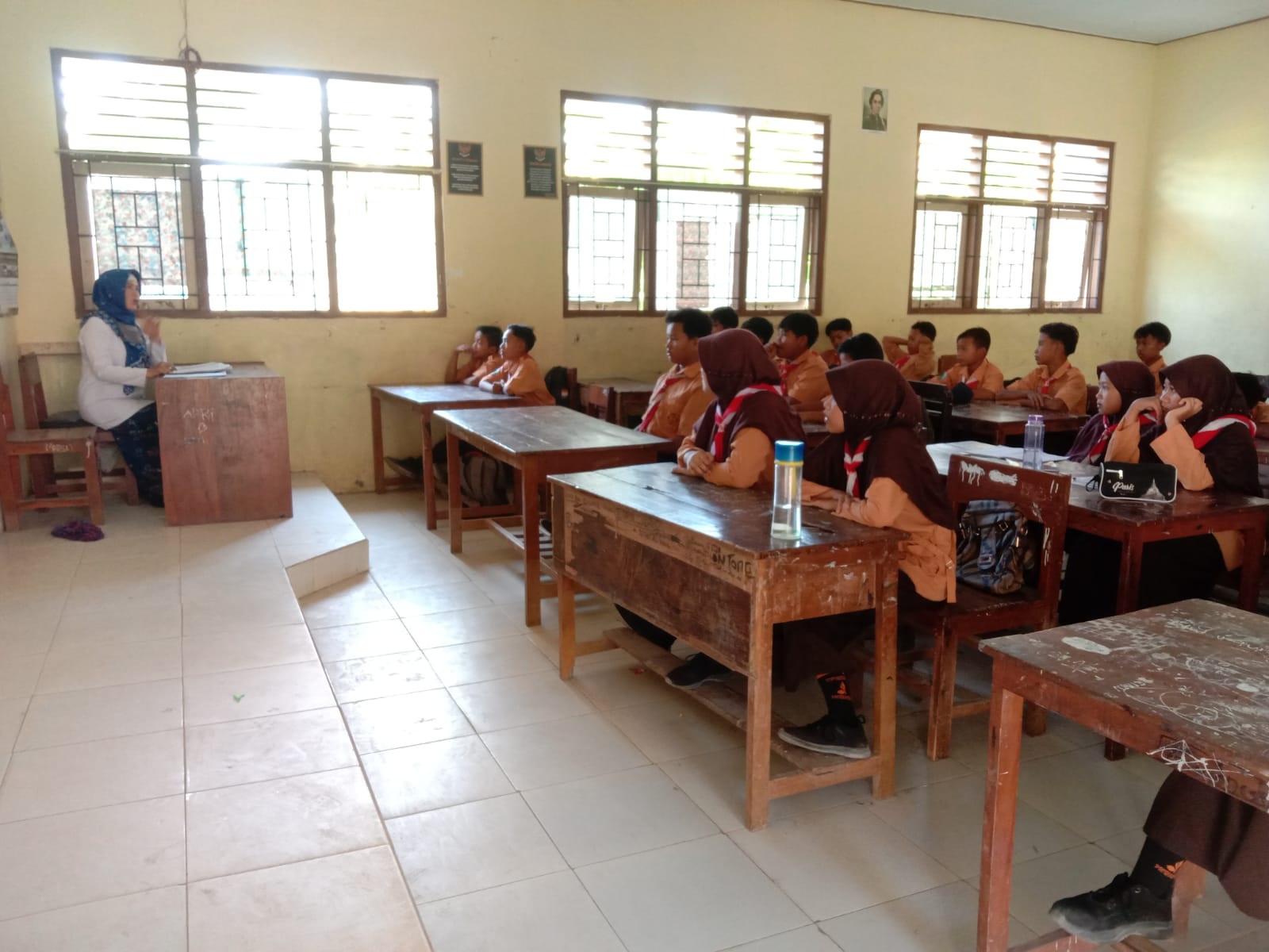 BELUM DIBENTUK SPAB: Siswa SMPN 8 Pamekasan mengikuti kegiatan belajar mengajar (KBM) di kelas, Jumat (6/10). (UBAIDILLAHIR RA&rsquo;IE/JPRM )