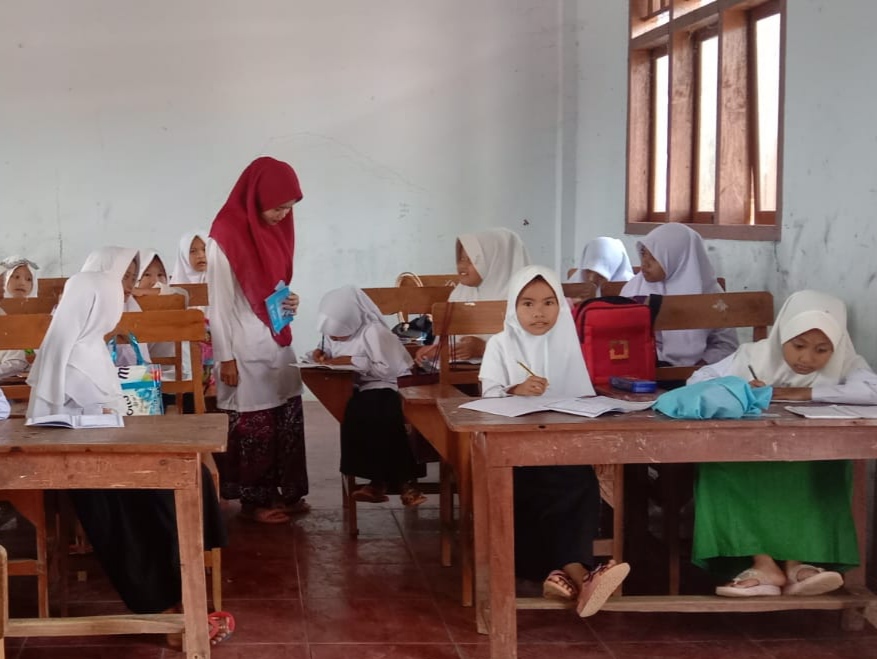 SEMANGAT: Siswa madrasah saat mengikuti kegiatan belajar mengajar.