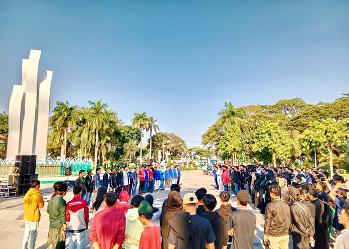 PEMUDA: Organisasi Cipayung Pamekasan berkumpul di monumen Arek Lancor menggelar refleksi Hari Sumpah Pemuda. (LAILIYATUN NURIYAH/JPRM)