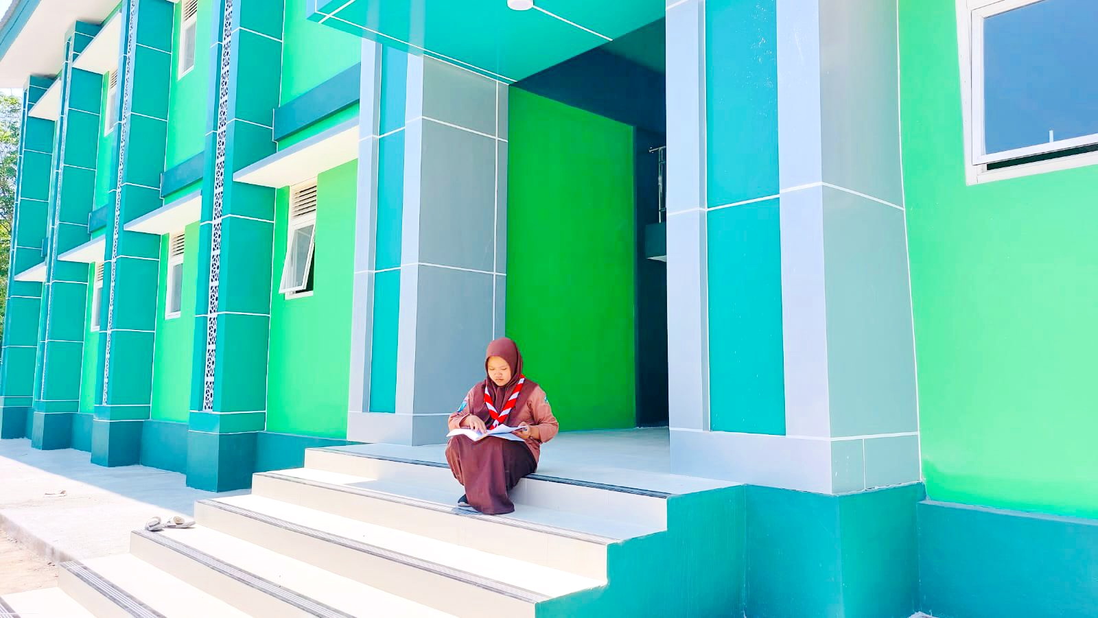 BERI RASA NYAMAN: Seorang pelajar membaca buku di sekitar ruang kelas baru di MAN Sampang. (JUNAIDI PONDIYANTO/JPRM)