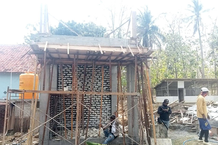 BUTUH PENGAWASAN: Warga berada di sekitar proyek SPAM Hippam Batu Guluk di Desa Bilis-Bilis, Kecamatan Arjasa, Pulau Kangean, Sumenep, Rabu (4/10). (DPUTR UNTUK JPRM)
