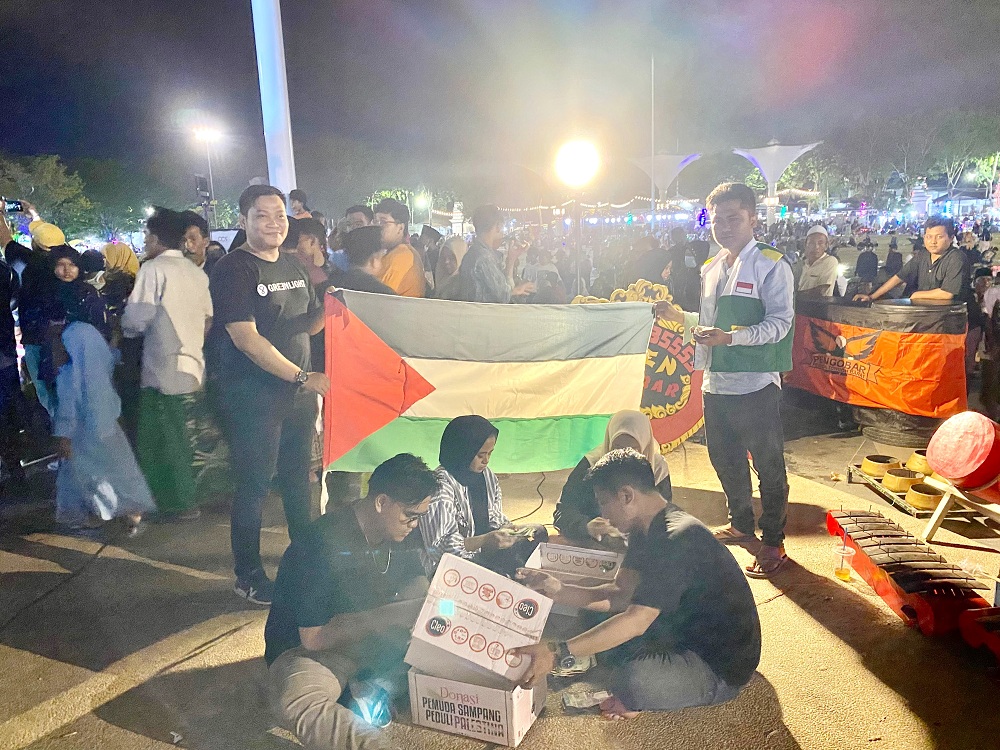 PEDULI: Aksi galang dana di Alun-Alun Trunojoyo, Sampang, Sabtu (28/10) malam. (HANGGARA UNTUK JPRM)