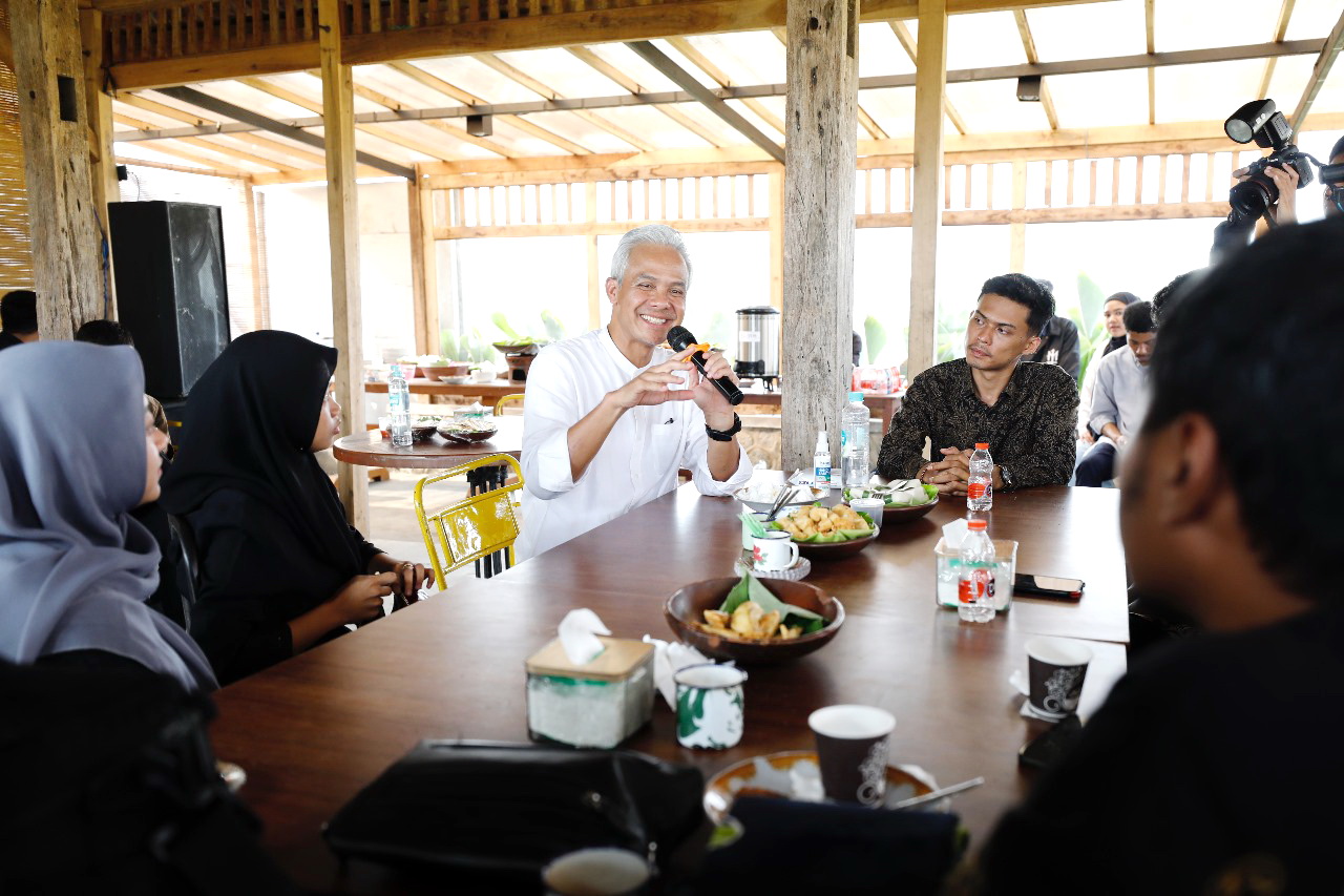 BERBAGI WAWASAN: Para aktivis mahasiswa berdiskusi dengan Ganjar Pranowo tentang isu lokal, regional, dan nasional di RM Parikaton, Kecamatan Pakis, Malang, Senin (16/10). (TIM MEDIA GANJAR )