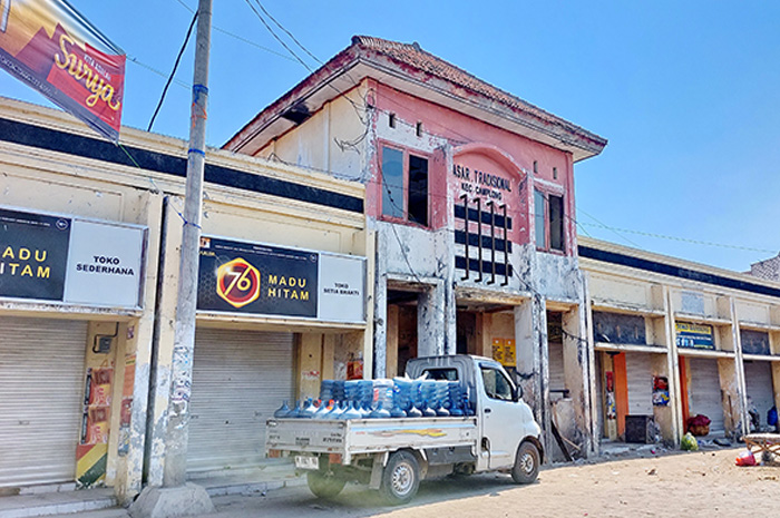 TEMPAT BERJUALAN: Warga berada di depan Pasar Tradisional Camplong, Sampang. (JUNAIDI PONDIYANTO/JPRM)