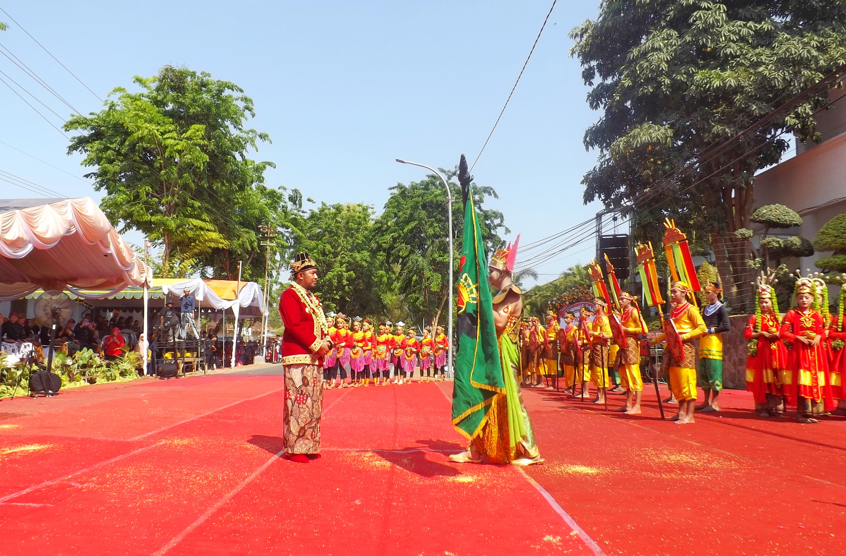 SANG PEMIMPIN: Bupati Sumenep Achmad Fauzi Wongsojudo mengenakan baju adat keraton saat prosesi Penobatan Arya Wiraraja dalam peringatan Hari Jadi Ke-754 Sumenep di Kota Tua Kalianget, Sabtu (28/10).