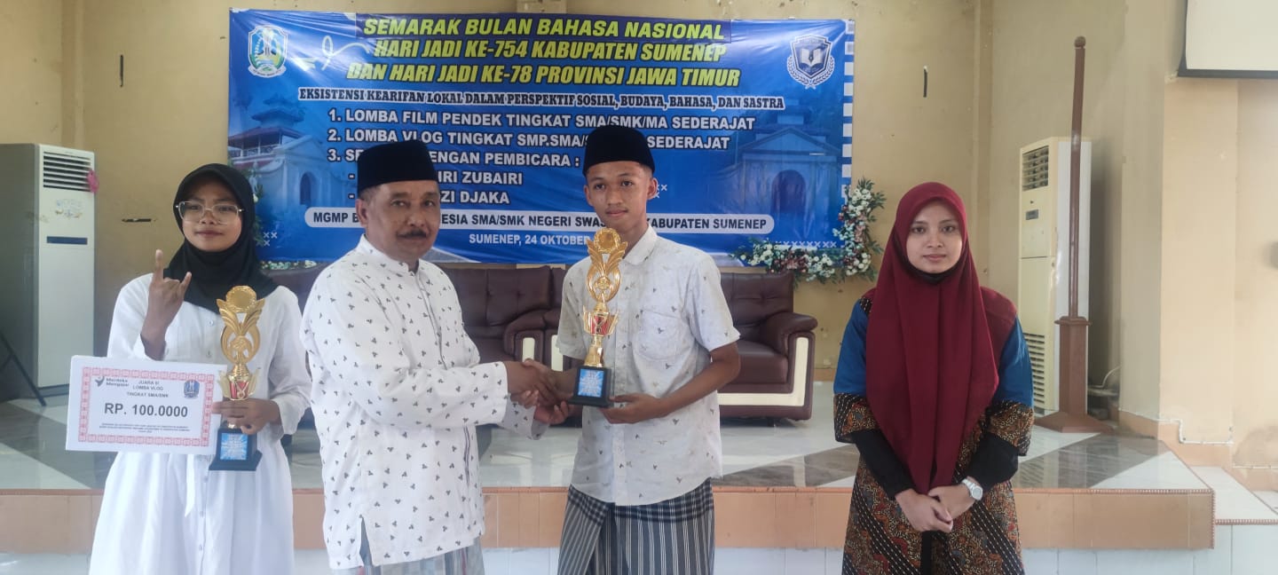 SEMARAK: Kepala SMAN 2 Sumenep Drs. Sukarman menyerahkan hadiah kepada pemenang lomba Semarak Bulan Bahasa Nasional dan Harjad Ke-78 Jatim oleh MGMP Bahasa Indonesia SMAN/SMKN dan Swasta Sumenep.