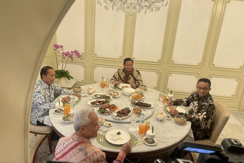 BIKIN ADEM: Suasana makan bersama Presiden Joko Widodo dengan tiga bakal calon presiden di Istana Merdeka, Jakarta, Senin (30/10/2023). (Sumber Foto: JawaPos.com)