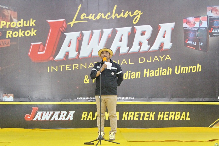 SUKSES: Owner CV Jawara Internasional Djaya Marsuto Alfianto pada launching produk, Minggu (10/9). (MOH. JUNAIDI/JPRM)