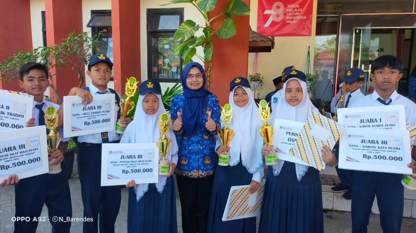 SISWA BERPRESTASI: Para juara OSN, O2SN, dan FLS2N tingkat kabupaten berfoto bersama usai menerima penghargaan beberapa waktu lalu. (SMPN 3 SUMENEP UNTUK JPRM)
