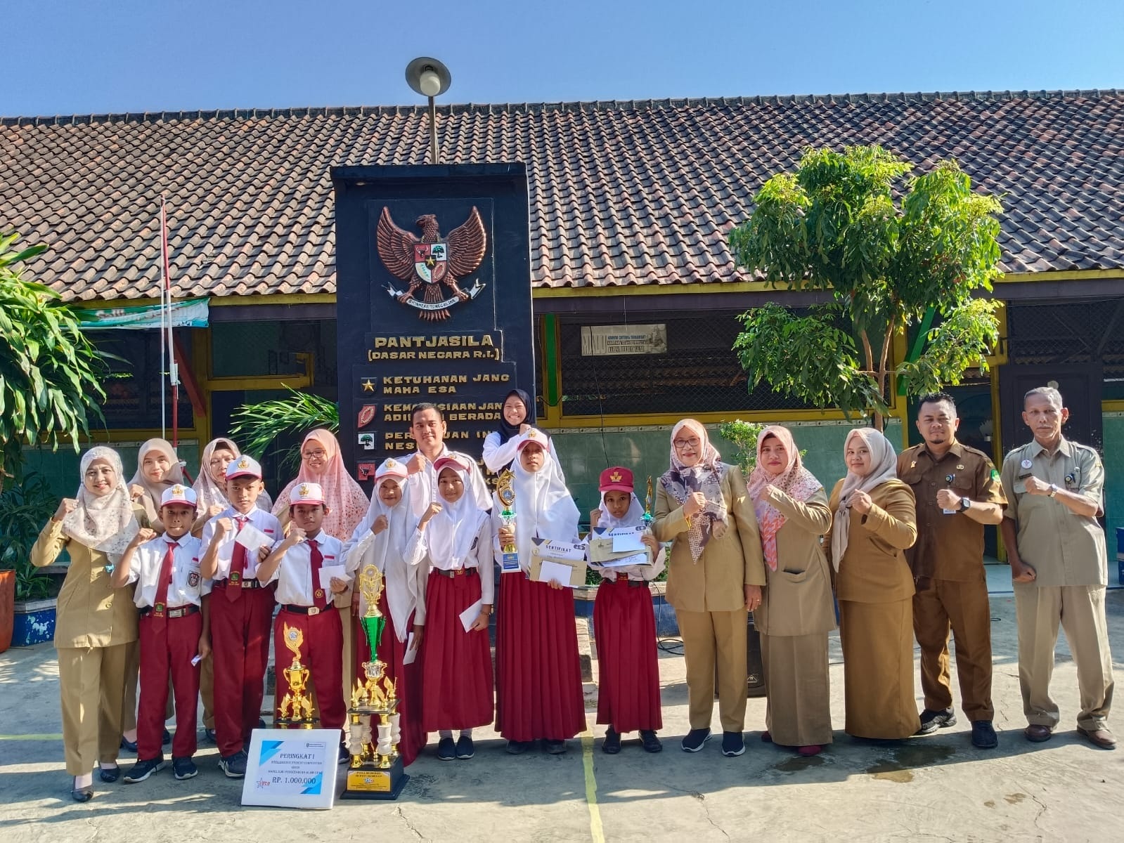 LAYAK DIAPRESIASI: Kepala SDN Pandian 1 Ellya Wahyuningsih, S.Pd., M.M. (depan, berkacamata) foto bersama jajaran guru dan para siswa berprestasi di sekolahnya. (SDN PANDIAN 1 UNTUK JPRM)