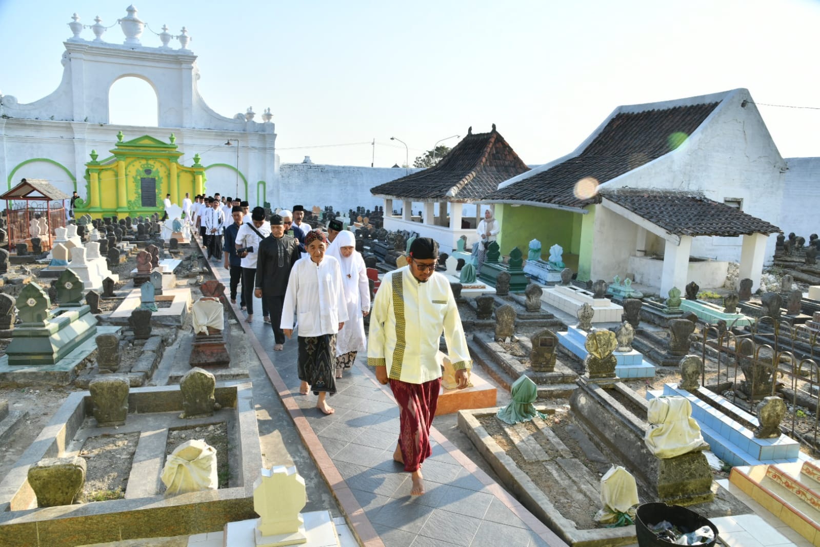 HORMATI LELUHUR: Bupati Sumenep Achmad Fauzi Wongsojudo (depan) didampingi Wabup Nyai Dewi Khalifah bersama forkopimda berziarah ke makam raja-raja Madura di Asta Tinggi, Minggu (29/10). (PROKOPIM)