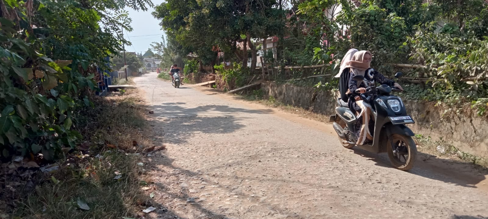 BUTUH PERBAIKAN: Pengendara melintas di Jalan Bilis-Bilis, Kecamatan Arjasa, Sumenep, yang mengalami kerusakan parah Senin (30/10).