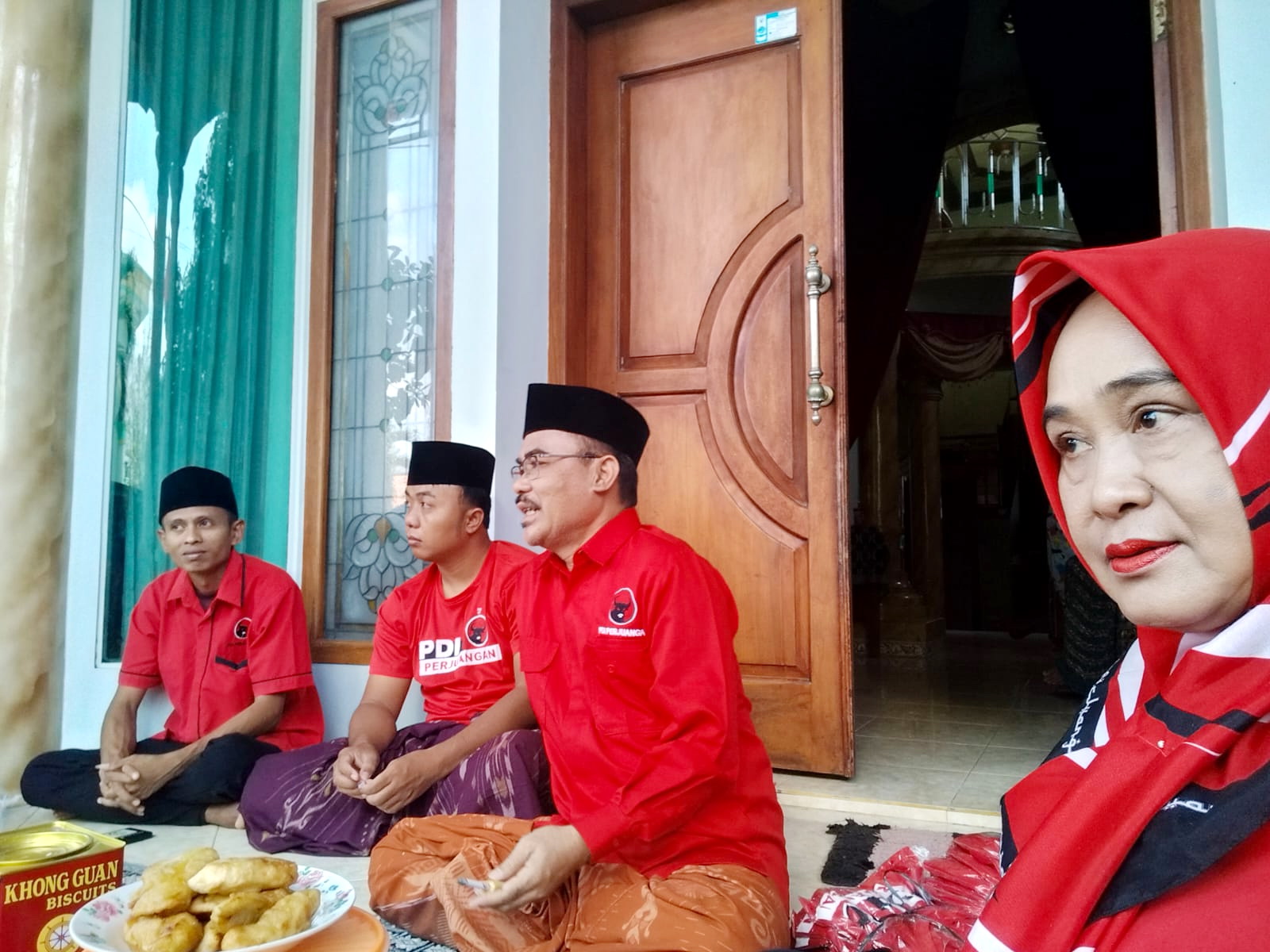 SOLID: Ketua DPC PDI Perjuangan Bangkalan Fatkurrahman (dua dari kanan) memimpin rapat internal di Katol Barat, Kecamatan Geger, Minggu (29/10). (DPC PDI BANGKALAN UNTUK JPRM)