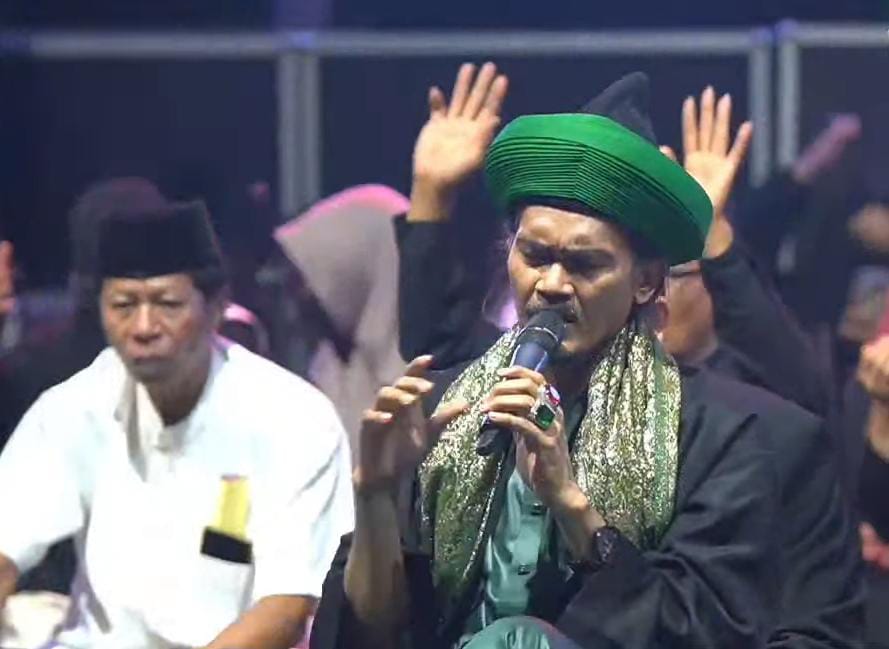 KHUSUK: KH M Ali Shodiqin atau Abah Ali memimpin sholawat di lapangan Takeran, Magetan, Jatim pada Senin (30/10)
