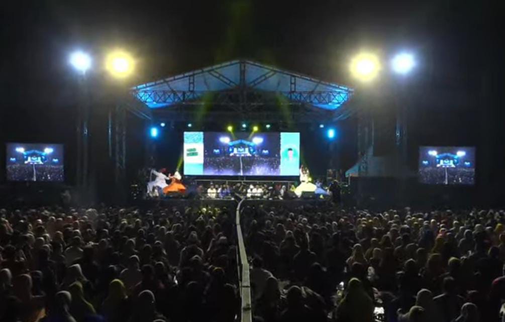 SESAK: Jamaah sholawat memenuhi lapangan Takeran, Magetan.