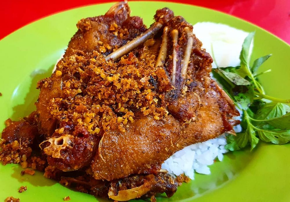 DIGEMARI BANYAK KALANGAN: Bebek Sinjay, kuliner khas Madura yang tidak boleh dilewatkan. (TRIVAFOOD UNTUK RADARMADURA.ID)