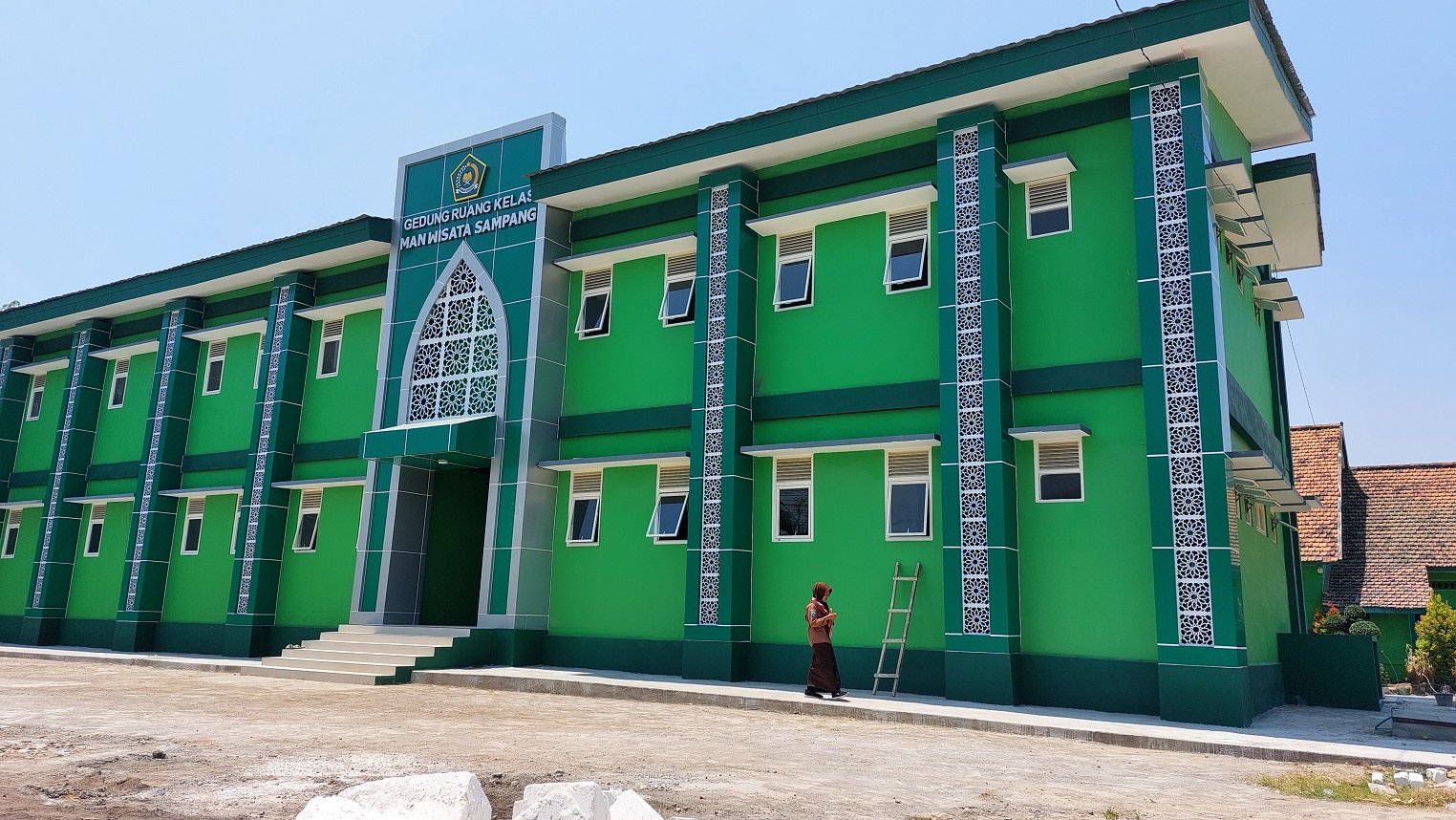 FASILITAS BARU: Siswa MAN Sampang berada di sekitar gedung ruang kelas baru, Minggu (29/10). (JUNAIDI PONDIYANTO/JPRM)