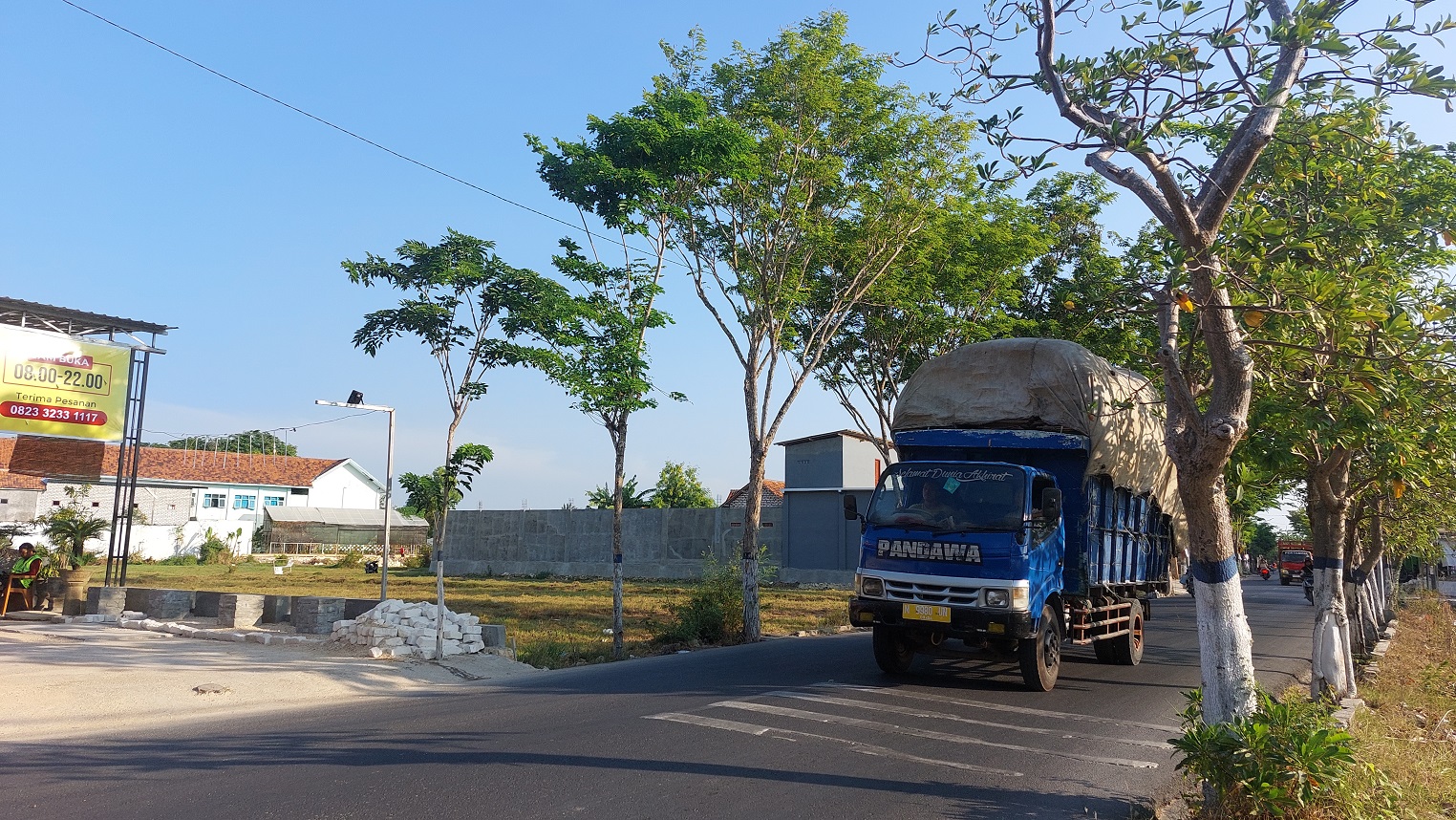 KENDARAAN WAJIB UJI: Kendaraan angkutan umum melintas di Jalan Jamaluddin, Kota Sampang, Senin (30/10). (JUNAIDI PONDIYANTO/JPRM)