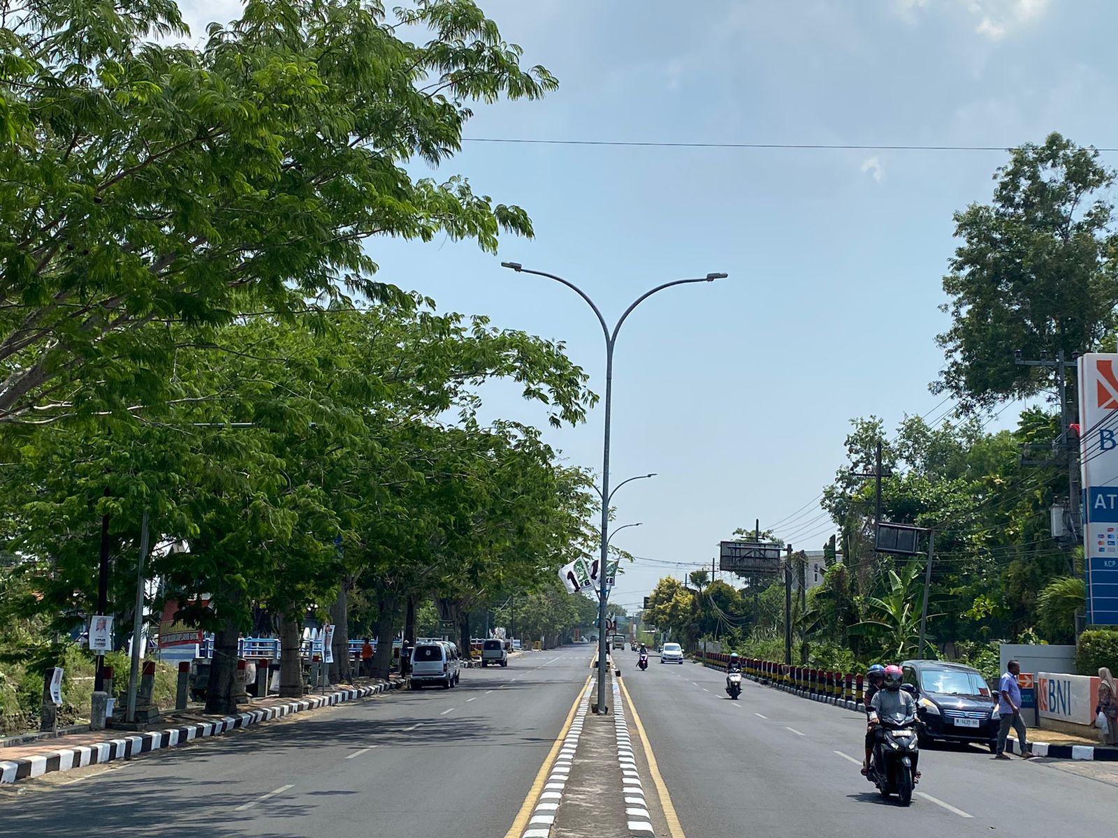 PENERANGAN: Kendaraan bermotor melintas di Jalan Soekarno-Hatta Senin (30/10). (AYU LATIFAH/JPRM)