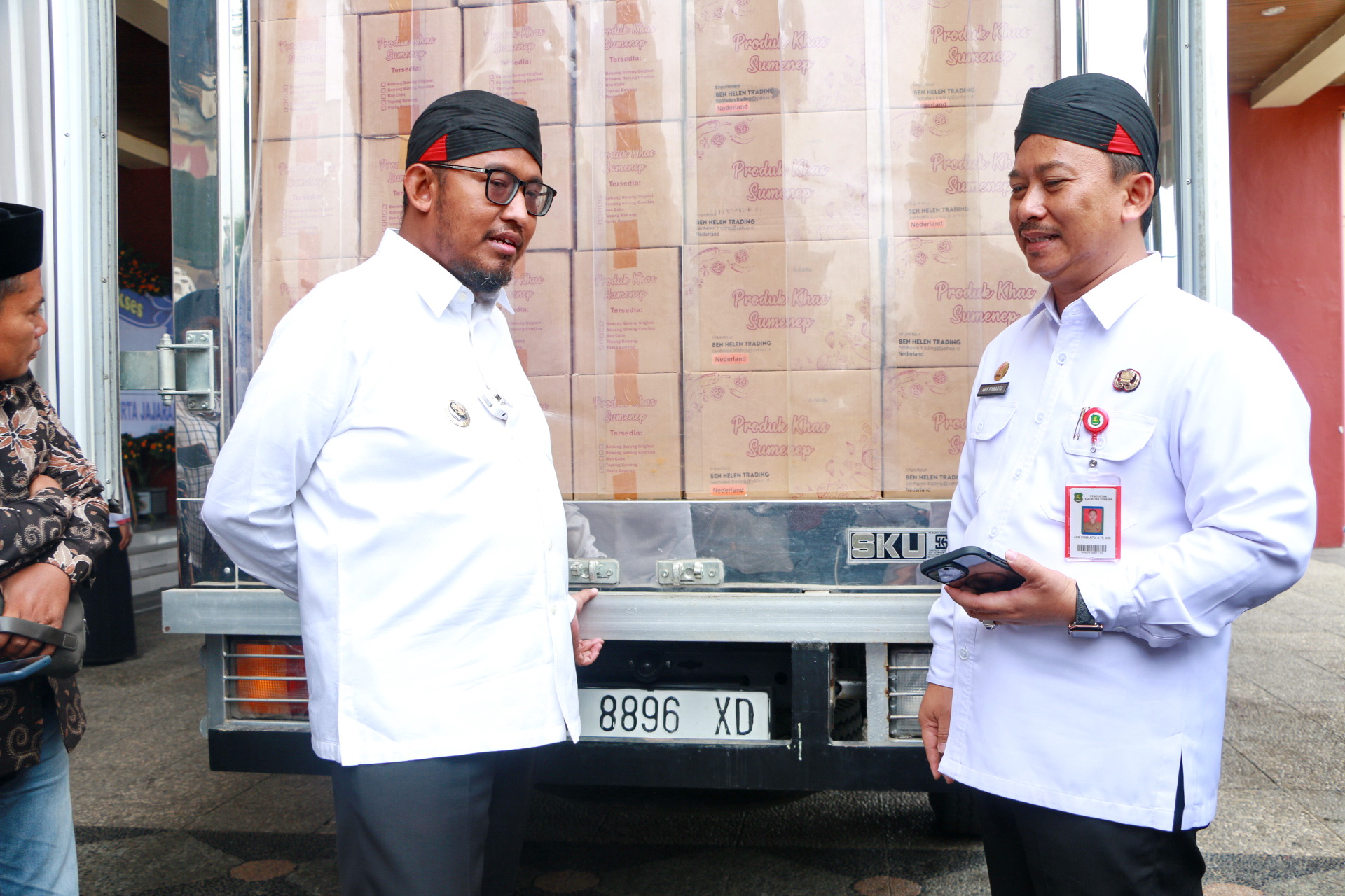 EKSPOR PERDANA: Bupati Sumenep Achmad Fauzi Wongsojudo bersama Kepala DKPP Sumenep Arif Firmanto mengecek produk bawang goreng yang akan diekspor ke Belanda Rabu (1/11).