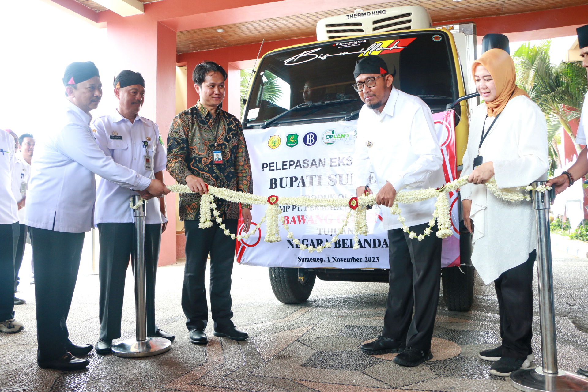 MENUJU PASAR INTERNASIONAL: Kepala DKPP Sumenep Arif Firmanto mendampingi Bupati Sumenep Achmad Fauzi Wongsojudo (menggunting melati) melapas pemberangkatan ekspor produk bawang goreng.