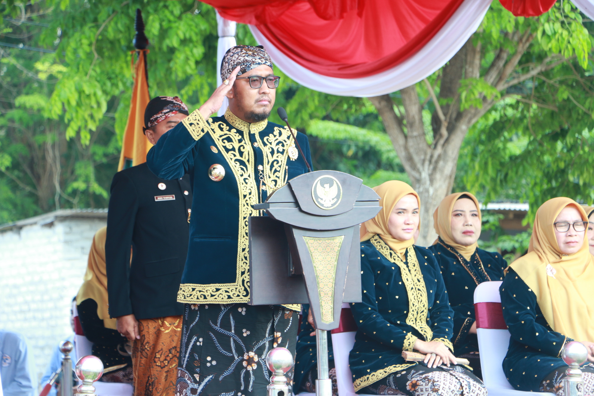 BERWIBAWA: Bupati Sumenep Achmad Fauzi Wongsojudo memimpin upacara peringatan Hari Jadi Ke-754 Sumenep di Lapangan Adirasa, Kecamatan Kalianget, Selasa (31/10). (PROKOPIM SUMENEP UNTUK JPRM)