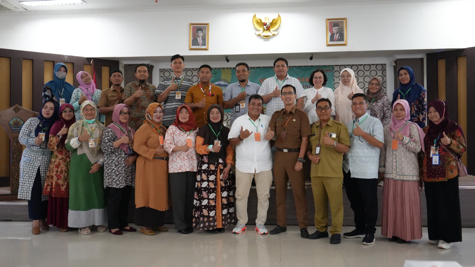 BERTUKAR PIKIRAN: Manajemen RSUD dr Mohammad Zyn dan RSUD Syamrabu berfoto bersama setelah melakukan studi banding Selasa (31/10). (SYAIFUL BAHRI UNTUK JPRM)