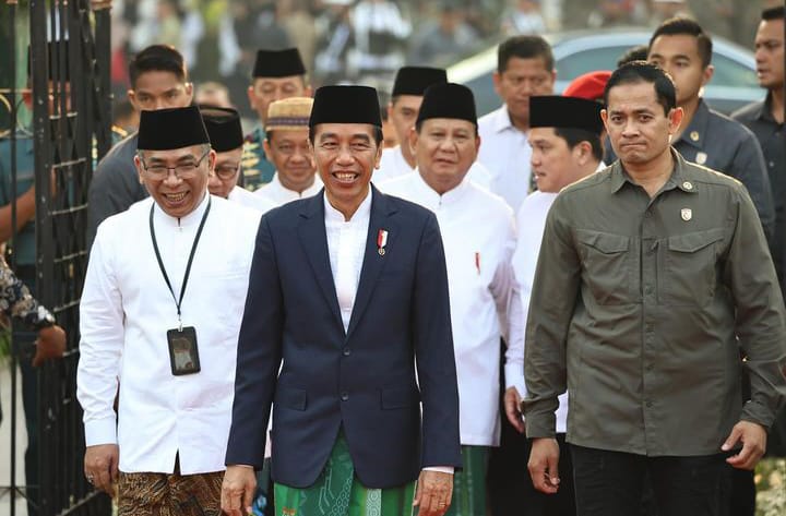 BERJALAN: Presiden Joko Widodo bersama ketua PBNU dan menhan Prabowo Subianto saat menghadiri Hari Santri Nasional di Surabaya.