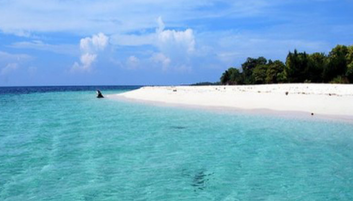 JERNIH: Pantai Salam Saebus Sapeken Sumenep Madura Jawa Timur masih sangat alami.