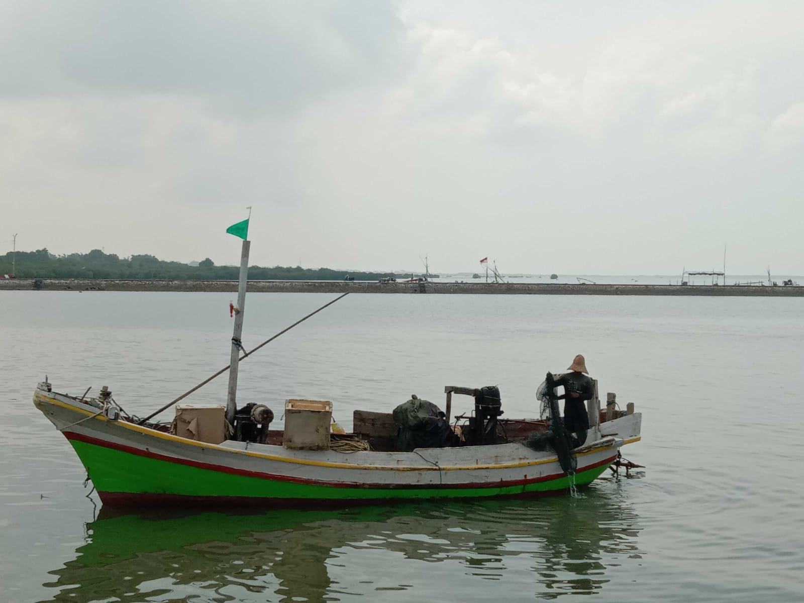 DITAMBATKAN: Nelayan memperbaiki jaring di perairan Desa Branta Pesisir, Kecamatan Tlanakan, Pamekasan, Minggu (29/10). (LAILIYATUN NURIYAH/JPRM)