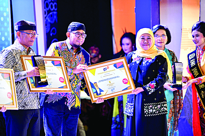 MEMBANGGAKAN: Bupati Sumenep Achmad Fauzi Wongsojudo (tengah) menerima penghargaan Jatim Bangkit Awards 2023 dari Gubernur Khofifah Indar Parawansa di Ballroom Mercure Hotel pada Rabu (18/10).