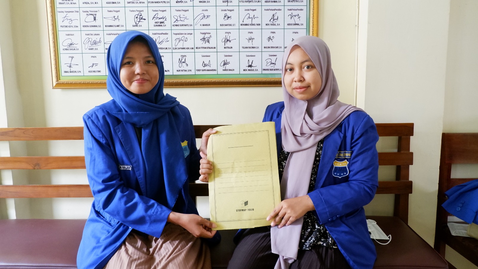 CARI KEADILAN: Ketua Kopri Sampang Wasilah (kanan) saat ditemui di PN Sampang Rabu (1/11). (MOH. IQBAL AFGANI/JPRM)