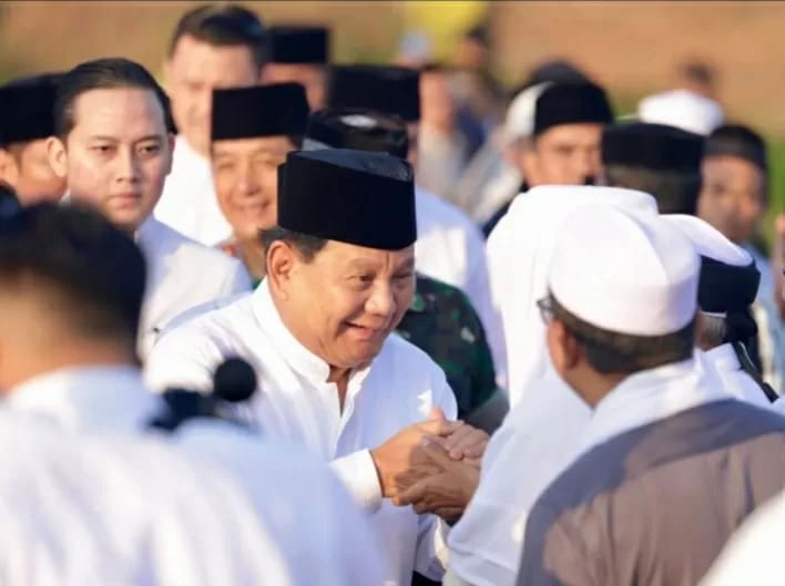 MEMBAUR: Calon Presiden RI Prabowo Subianto bersama para ulama.