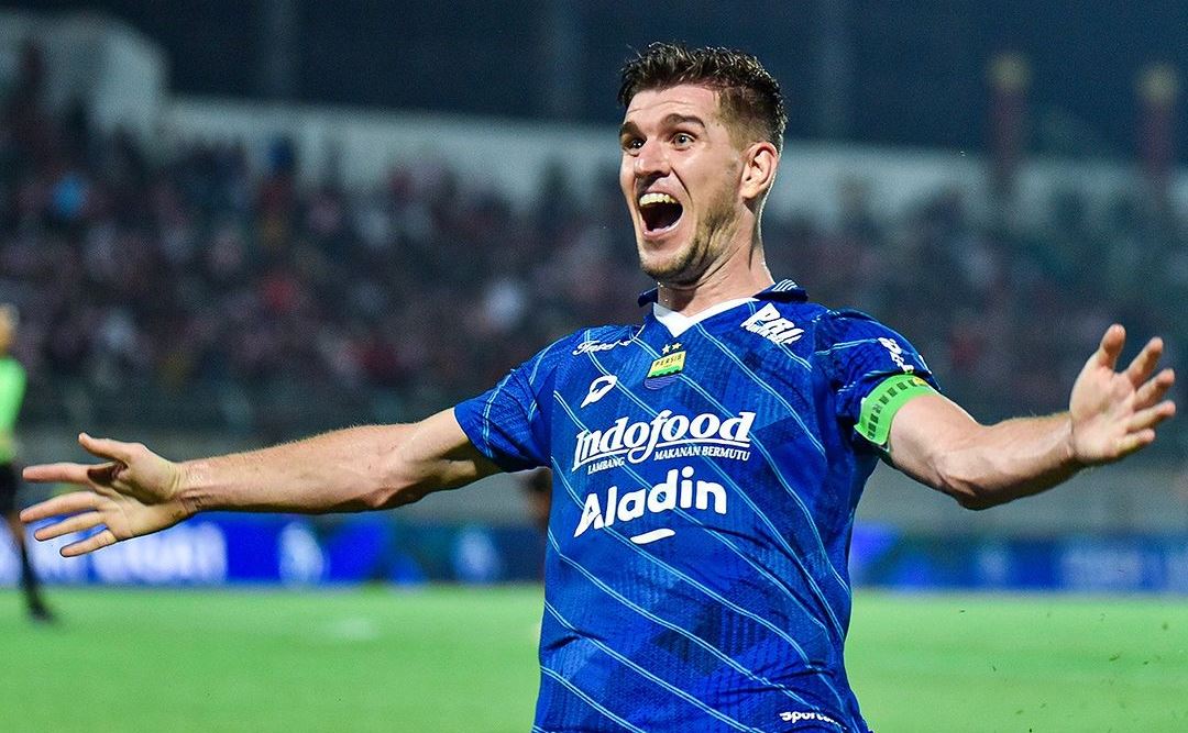 SEMRINGAH: Selebrasi Nick Kuipers usai membawa Persib menang atas Madura United. (IG: @persib)