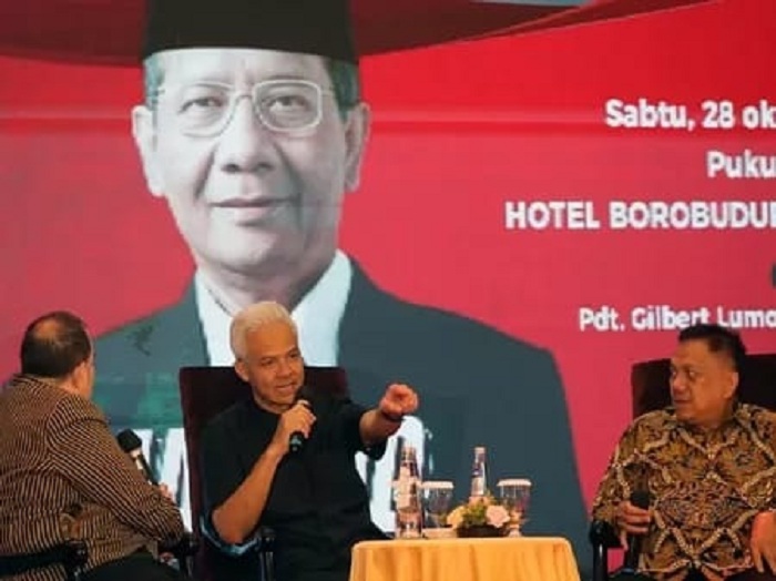 PILIHAN RAKYAT: Relawan Damai Sejahtera (REDS) mendeklarasikan dukungan kepada Ganjar Pranowo dan Mahfud MD di Hotel Borobudur pada Sabtu (28/11). (FEDERIK TARIGAN/JAWA POS)