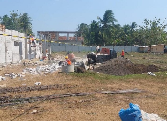DALAM PANTAUAN: Pekerja sibuk mengerjakan proyek pembangunan tiga unit rumdin dokter RSUD Abuya Kangean di Kecamatan Arjasa, Sumenep, Jumat (27/10). (ISTIMEWA)