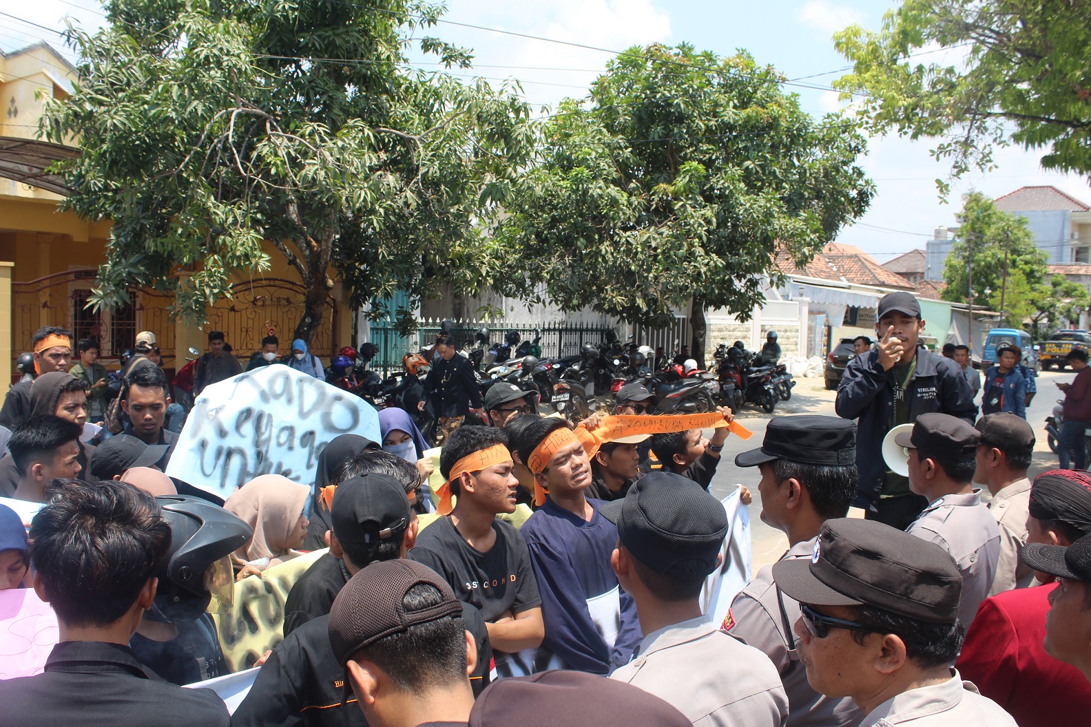 MENGGEBU-GEBU: Aktivis mahasiswa Ahyatul Karim berorasi saat menyampaikan aspirasi bersama Himpass di depan kantor Dinsos P3A Sumenep, Selasa (31/10). (MOH. BUSRI/JPRM)