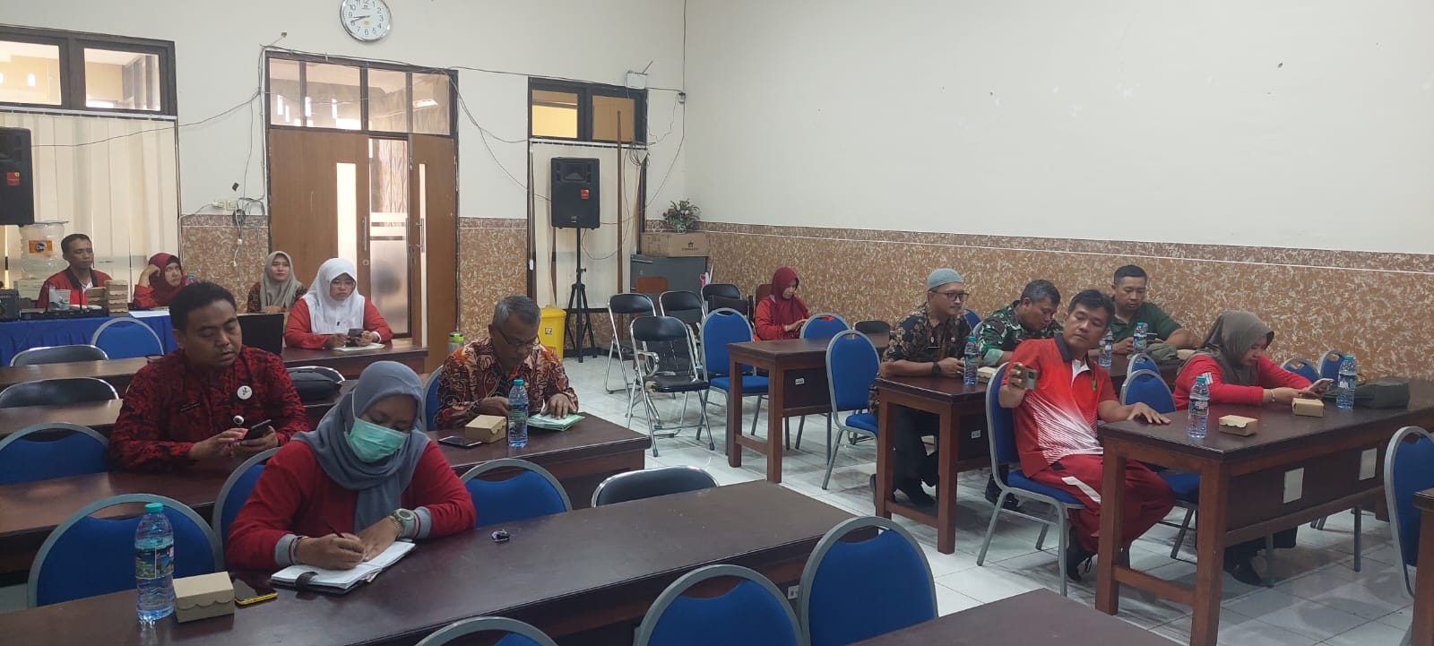 SERIUS: Dinkes P2KB Sumenep bersama perwakilan sejumlah OPD menggelar rapat persiapan pelaksanaan peringatan HKN di kantornya Jumat (3/11). (DINKES P2KB SUMENEP UNTUK JPRM)